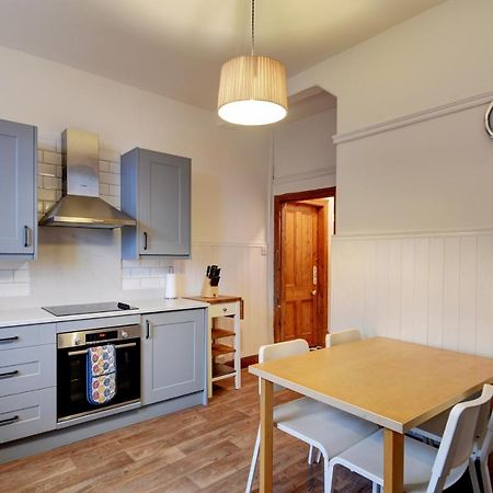 Spacious Victorian Townhouse Near Hcc With Off Street Parking 해러게이트 외부 사진