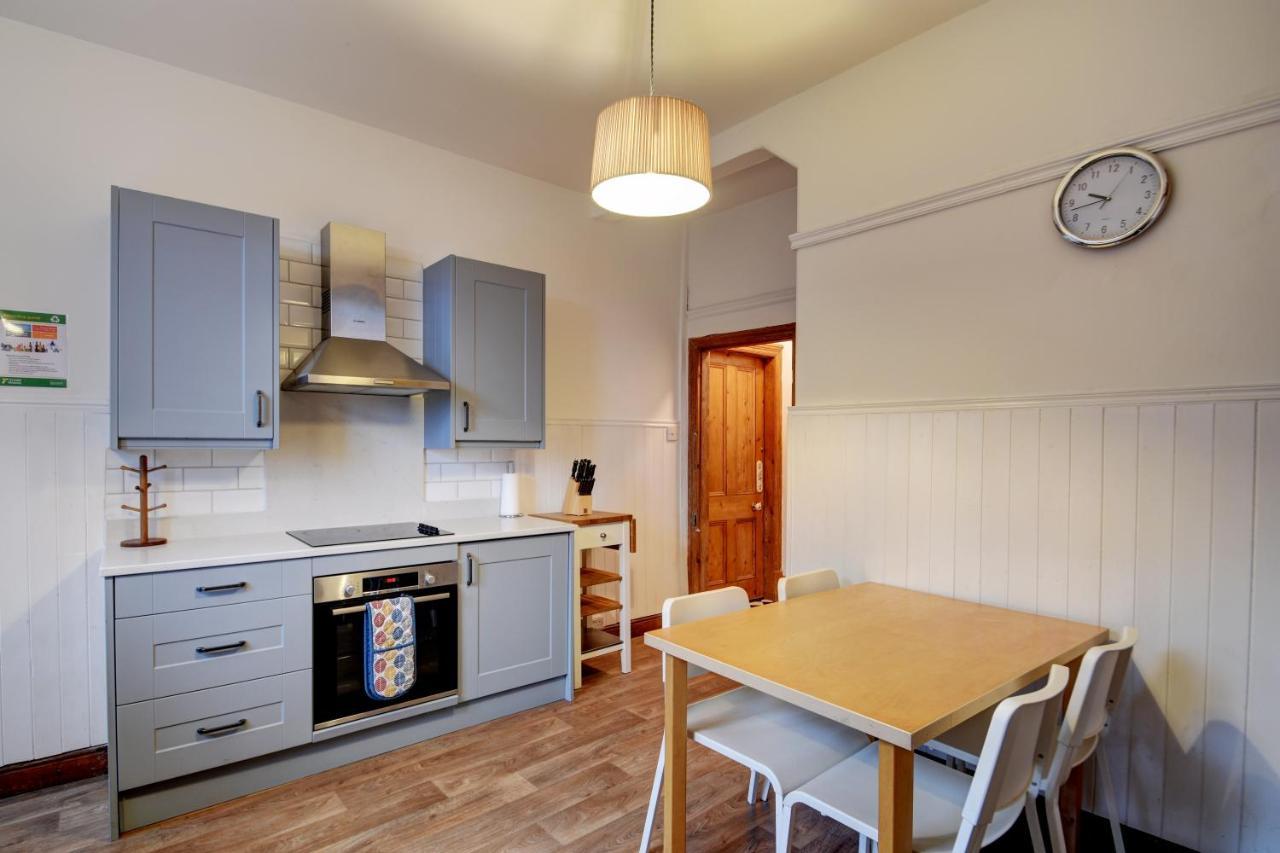 Spacious Victorian Townhouse Near Hcc With Off Street Parking 해러게이트 외부 사진