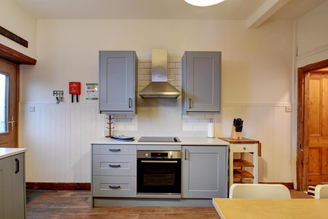 Spacious Victorian Townhouse Near Hcc With Off Street Parking 해러게이트 외부 사진