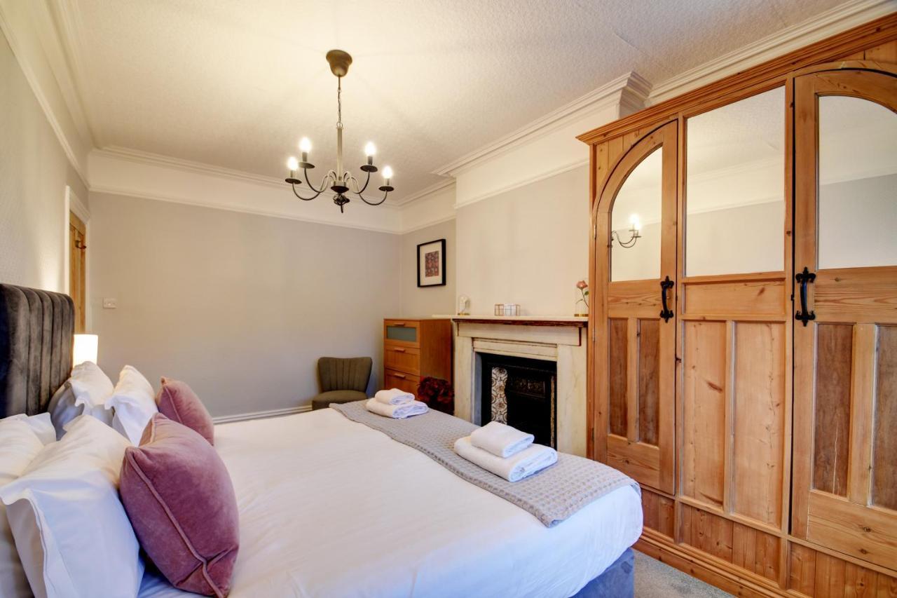 Spacious Victorian Townhouse Near Hcc With Off Street Parking 해러게이트 외부 사진