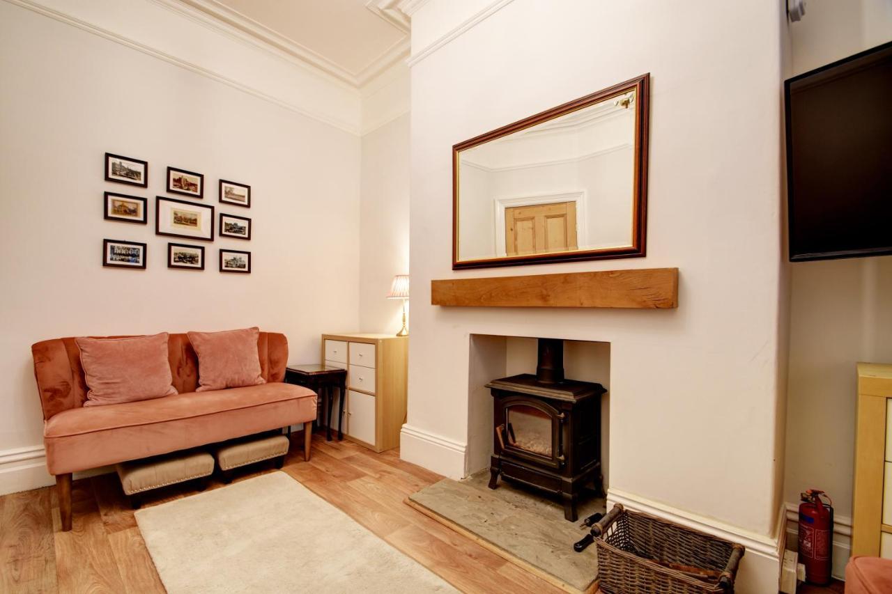 Spacious Victorian Townhouse Near Hcc With Off Street Parking 해러게이트 외부 사진
