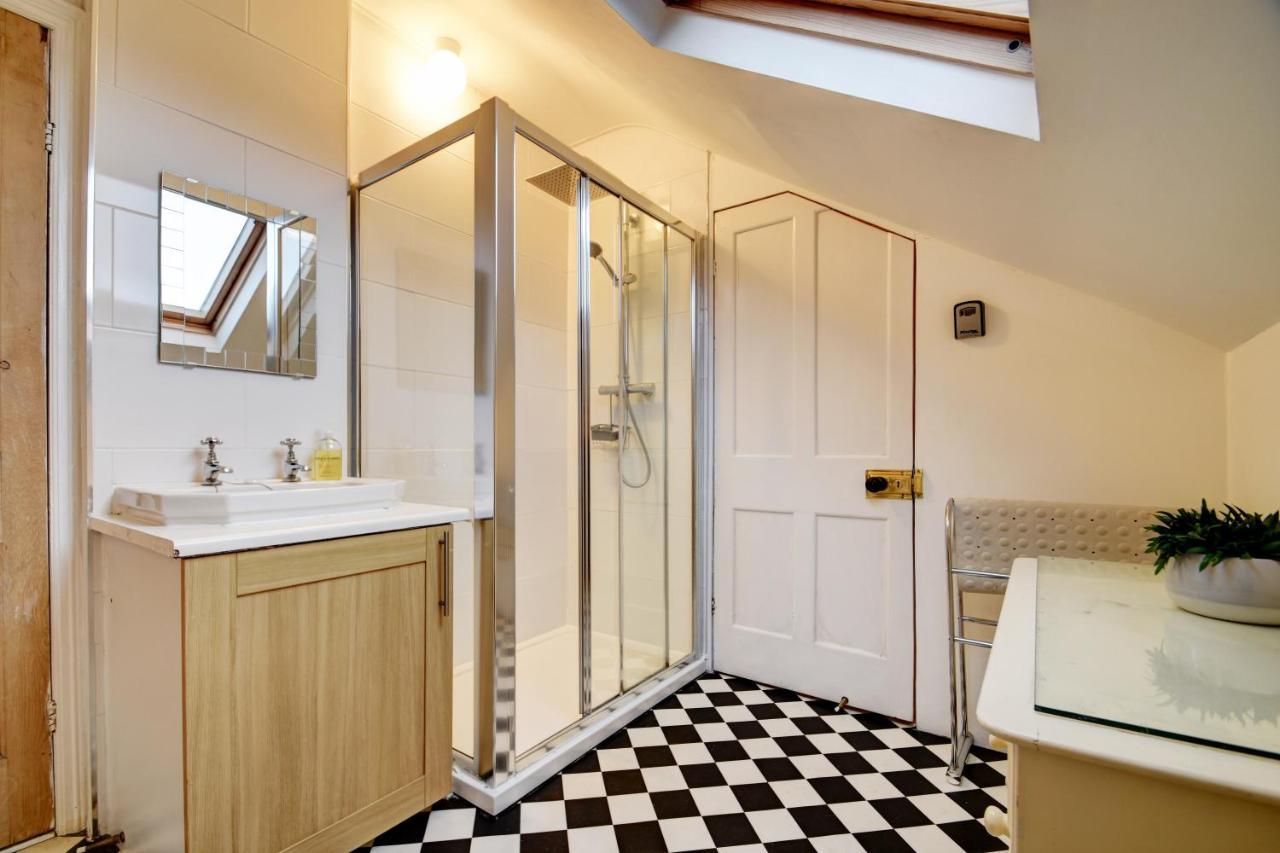 Spacious Victorian Townhouse Near Hcc With Off Street Parking 해러게이트 외부 사진