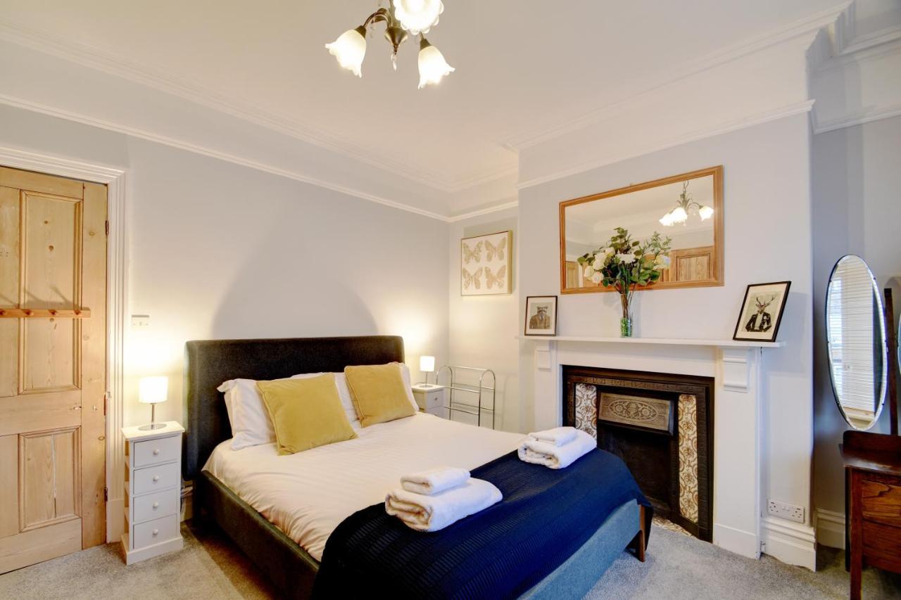 Spacious Victorian Townhouse Near Hcc With Off Street Parking 해러게이트 외부 사진
