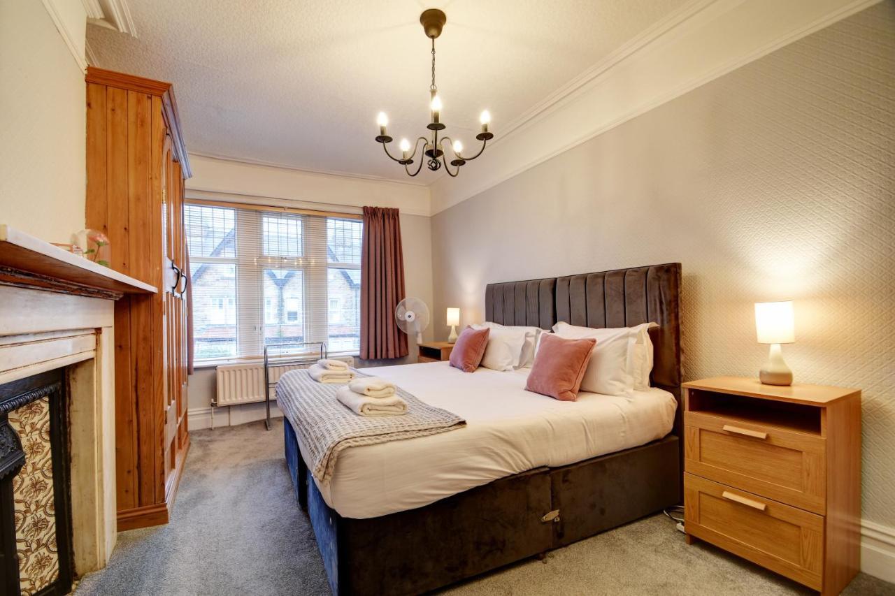 Spacious Victorian Townhouse Near Hcc With Off Street Parking 해러게이트 외부 사진